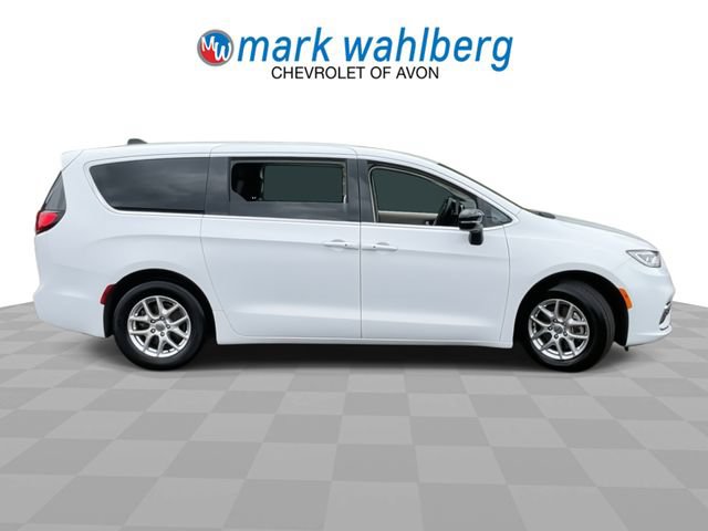 Used 2024 Chrysler Pacifica Touring-L FWD image 9