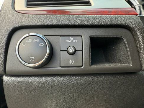 Used 2011 Cadillac Escalade Premium RWD image 29