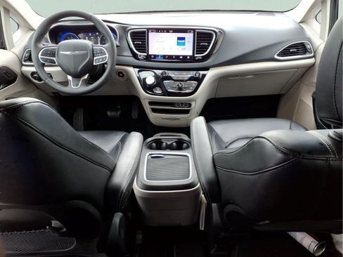 Used 2023 Chrysler Pacifica Touring-L FWD image 6