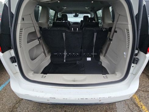 Used 2022 Chrysler Pacifica Touring-L FWD image 17