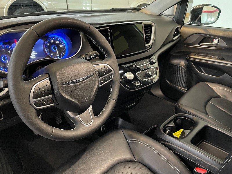 Used 2026 Chrysler Pacifica Select FWD image 8