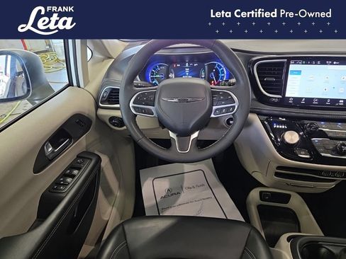 Used 2023 Chrysler Pacifica Touring-L FWD image 17