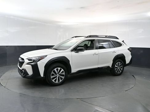 Used 2023 Subaru Outback Premium AWD/4WD image 2