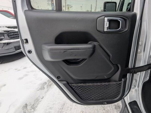 Used 2022 Jeep Gladiator Willys image 14