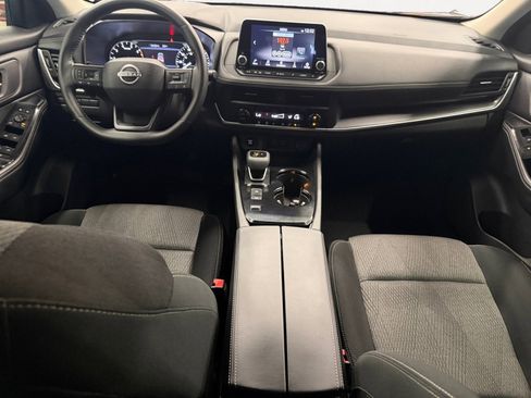 Used 2025 Nissan Rogue SV FWD image 3
