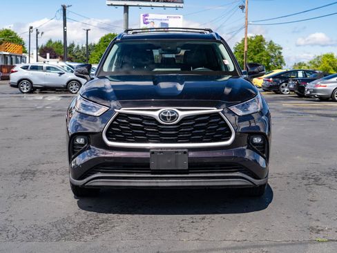 Used 2021 Toyota Highlander XLE AWD/4WD image 3