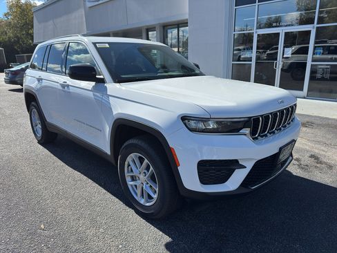 New 2025 Jeep Grand Cherokee Laredo image 3