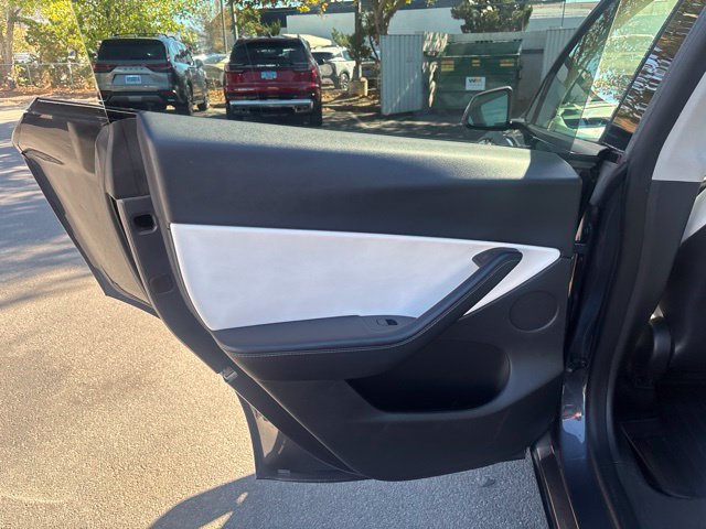 Used 2022 Tesla Model Y Long Range AWD/4WD image 28