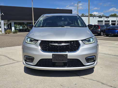 Used 2024 Chrysler Pacifica Touring-L FWD image 3