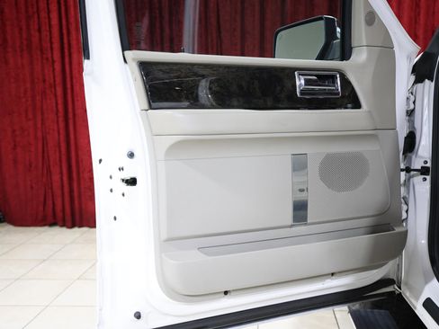 Used 2017 Lincoln Navigator Select image 11