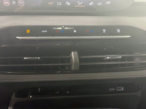 Used 2025 Buick Enclave Preferred FWD image 23