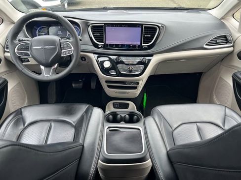 Used 2023 Chrysler Pacifica Touring-L image 10