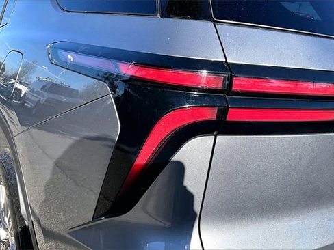 Used 2024 Chevrolet Traverse LT image 23