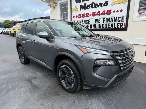 Used 2024 Nissan Rogue SV AWD/4WD image 2