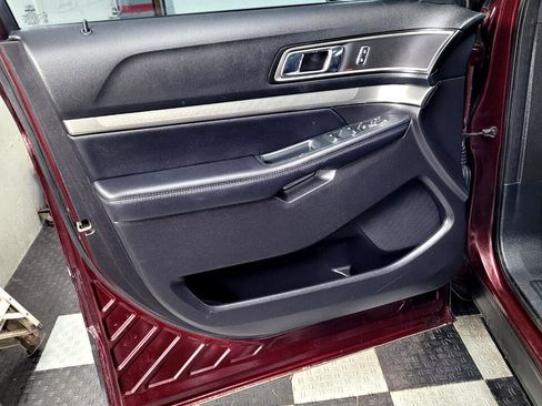 Used 2018 Ford Explorer XLT w/ Equipment Group 202A image 11