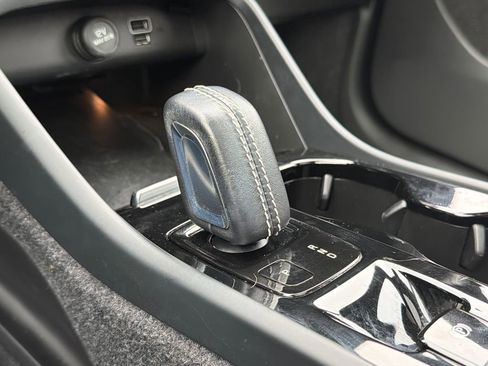 Used 2022 Volvo XC40 T5 R-Design w/ Advanced Package image 32