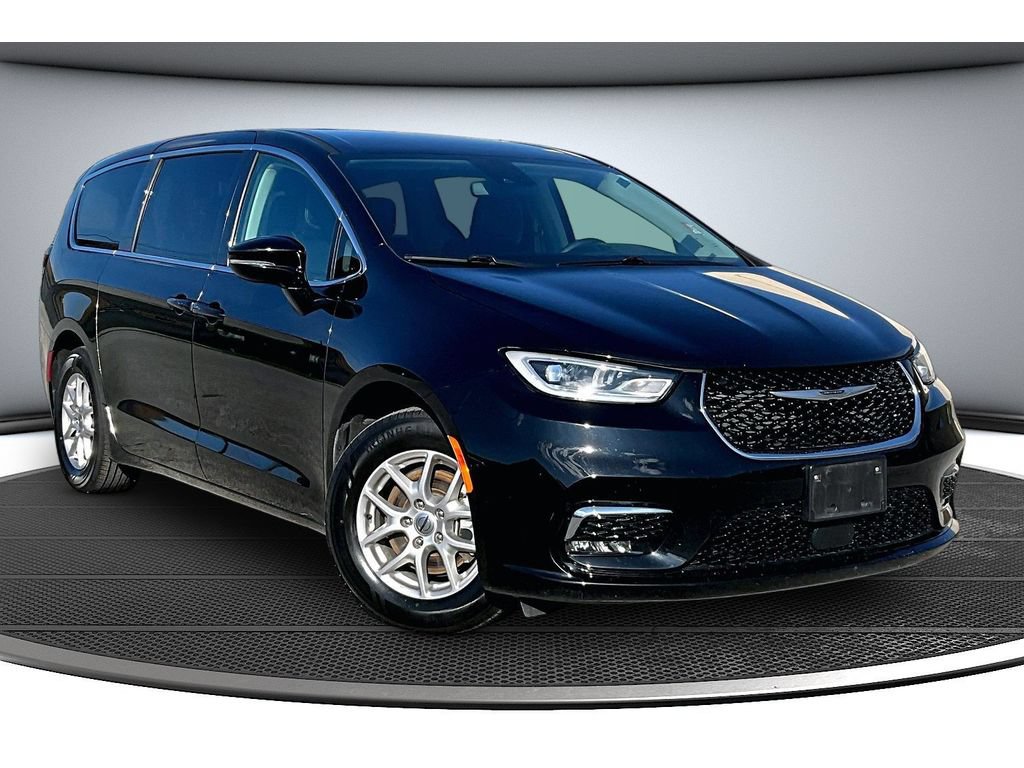 Used 2024 Chrysler Pacifica Touring-L FWD image 2