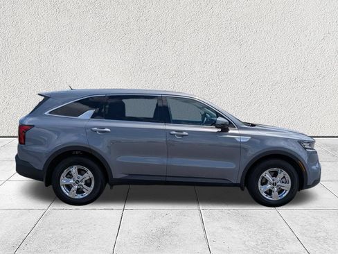 Used 2023 Kia Sorento LX FWD image 2