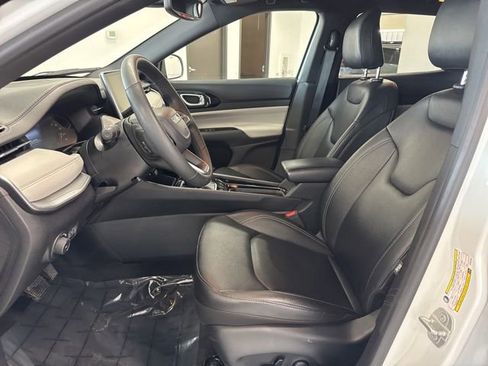 Used 2025 Jeep Compass Limited image 15