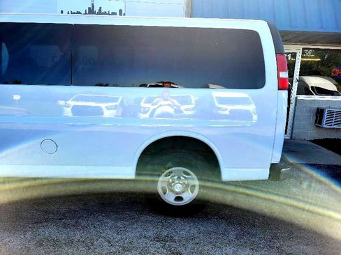 Used 2017 Chevrolet Express 3500 LT w/ LT Preferred Equipment Group image 11