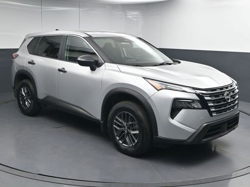 Used 2025 Nissan Rogue S image 1