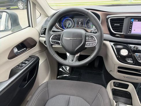 Used 2022 Chrysler Voyager LX FWD image 30