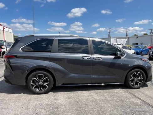 Used 2025 Toyota Sienna Platinum AWD/4WD image 15