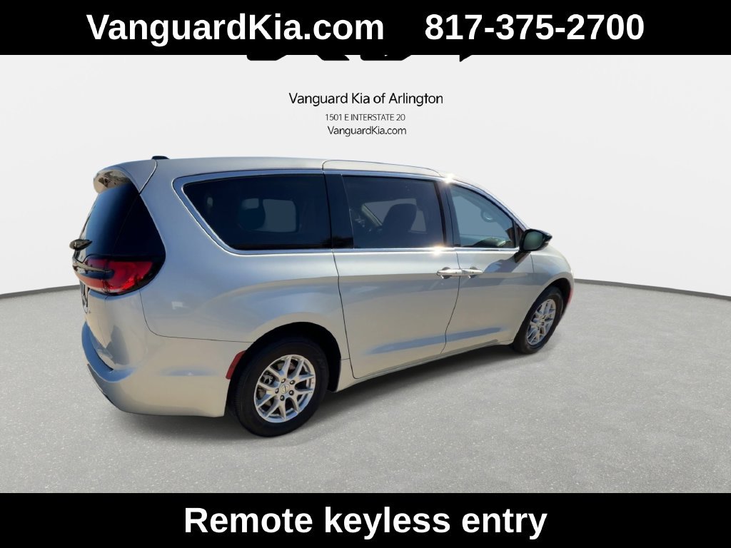 Used 2024 Chrysler Pacifica Touring-L FWD image 9