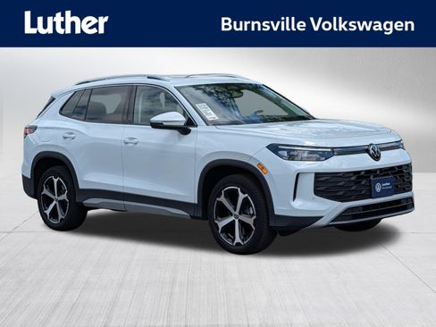 Certified 2025 Volkswagen Tiguan SE AWD/4WD image 1