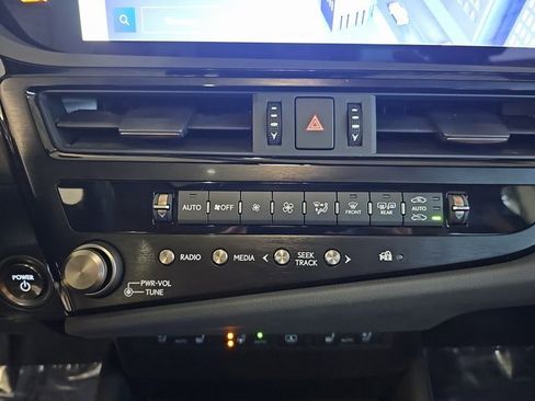 Certified 2025 Lexus ES 300h Ultra Luxury w/ Accessory Package (Z2) image 23