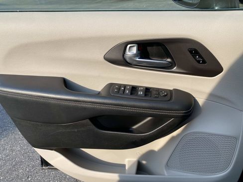 Used 2024 Chrysler Pacifica Touring-L FWD image 20