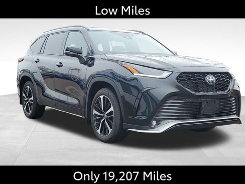 Used 2022 Toyota Highlander XSE image 2