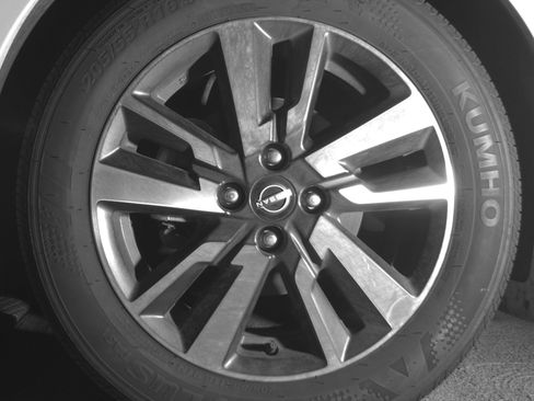 Used 2025 Nissan Versa SV w/ Trunk Package image 12