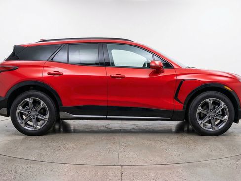 Used 2025 Chevrolet Blazer LT FWD image 11