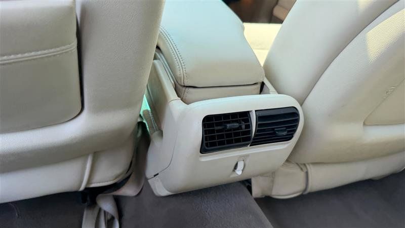 Used 2005 Lincoln Town Car Signature Limited RWD image 20