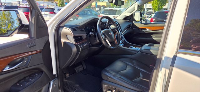 Used 2019 Cadillac Escalade ESV Luxury AWD/4WD image 13