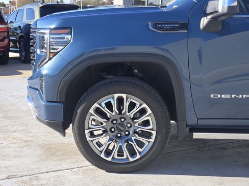Used 2025 GMC Sierra 1500 Denali Ultimate image 9