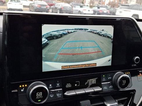 Used 2024 Toyota Highlander XLE FWD image 23