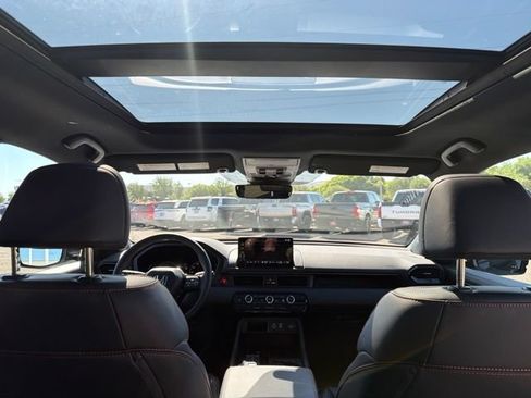 Used 2025 Honda Pilot TrailSport image 9