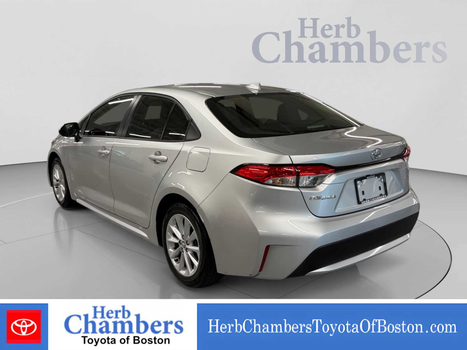 Used 2021 Toyota Corolla LE w/ LE Convenience Package FWD image 3