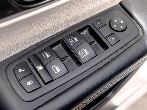 Used 2023 Chrysler Pacifica Touring-L FWD image 18