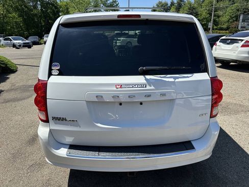 Used 2014 Dodge Grand Caravan SXT w/ UConnect Hands-Free Group FWD image 5