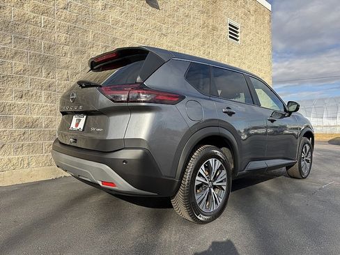 Used 2022 Nissan Rogue SV image 3