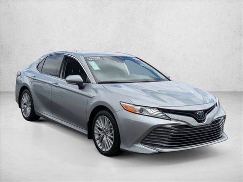 Used 2020 Toyota Camry XLE image 3