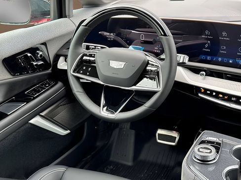 New 2027 Cadillac Optiq Luxury w/ LPO, Floor Liner Package AWD/4WD image 20