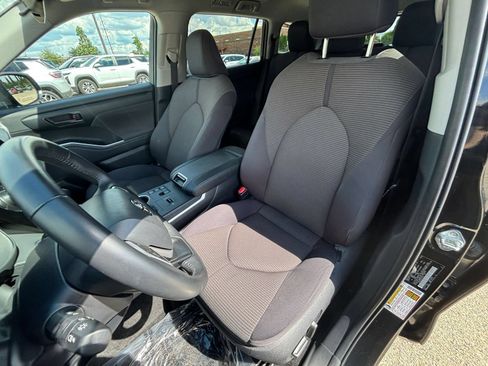 Used 2025 Toyota Highlander LE FWD image 38