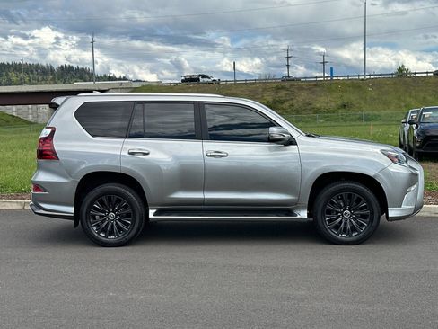 Used 2022 Lexus GX 460 Premium w/ Accessory Package AWD/4WD image 2