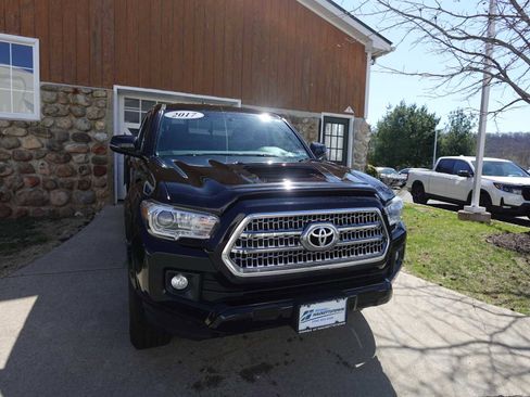 Used 2017 Toyota Tacoma TRD Sport w/ Tow Package (A/T) image 3