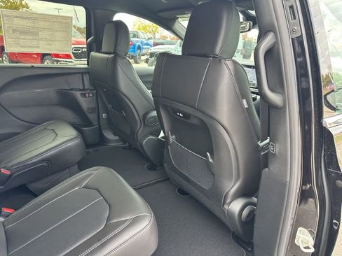 New 2026 Chrysler Pacifica Select image 47