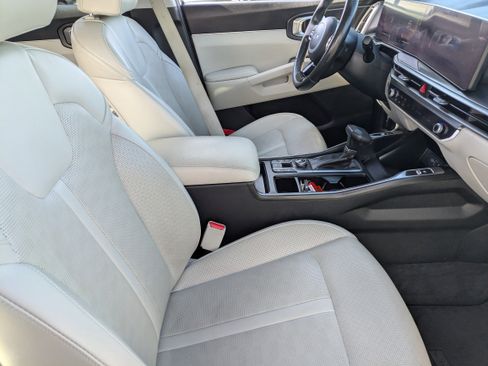 Certified 2025 Kia Sorento S image 12